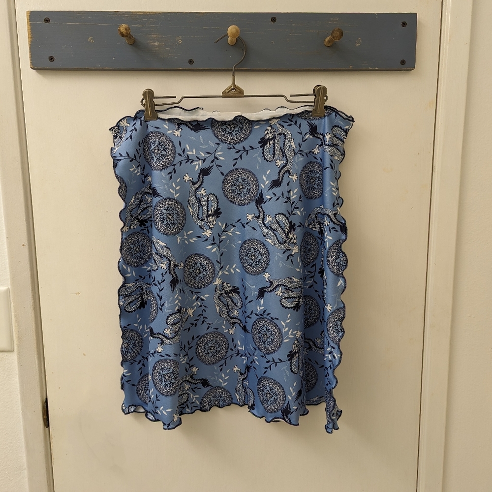 Haystacks skirt. Size Large. Blue dragon and medallion print.